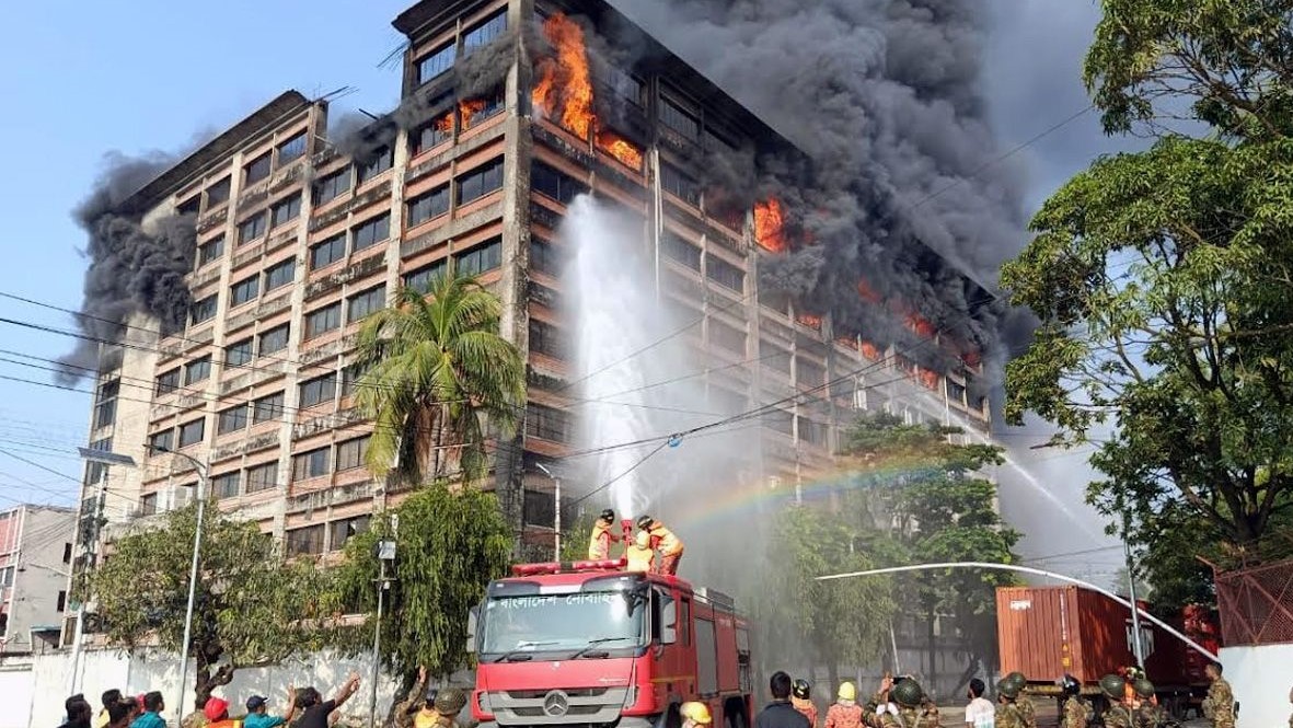 চট্টগ্রাম ইপিজেডে আগুনে আটতলা ভবনের দুই তলা পুড়ে ছাই